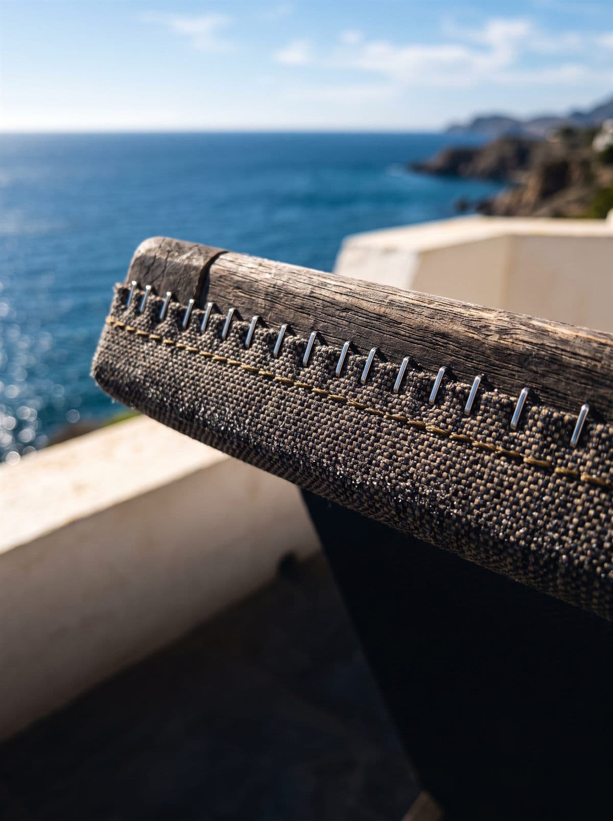 Grapado en acero inoxidable marino sobre tela acrílica tintada en masa, en una terraza frente al mar